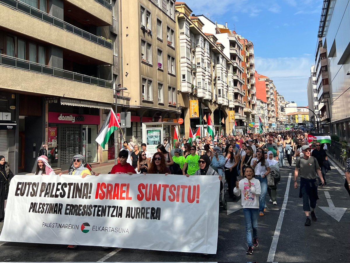 🇵🇸 Atzo ehunka lagun mobilizatu ginen Gasteizen pasaden astetik Israelgo ejerzitoak Gazako hiriaren gainean abiarazi duen inbasioa eta Zisjordaniako anexio planean emandako aurrerapausoak salatzeko.