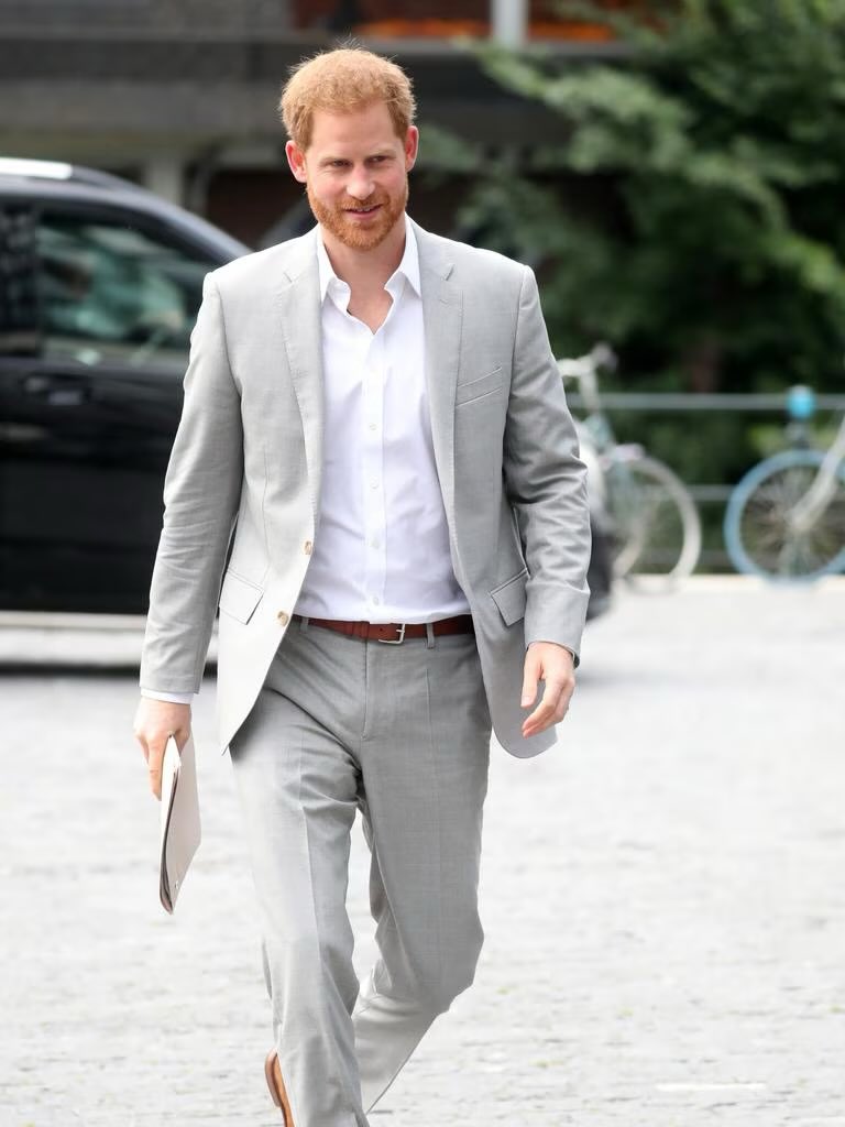 unreMARKLEble's tweet image. Doesn’t Harry have and wear a ton of grey suits? #Harryandmeghan #MeghanMarkIe #HarryIsALiar
