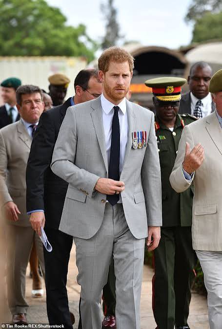 unreMARKLEble's tweet image. Doesn’t Harry have and wear a ton of grey suits? #Harryandmeghan #MeghanMarkIe #HarryIsALiar