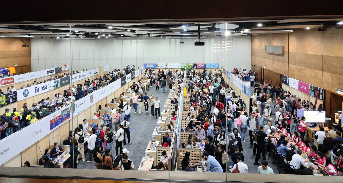 AlejoOlaya's tweet photo. Cuando empresas+academia+gobierno nos unimos pensando en la gente. Hoy traemos 10.000 vacantes laborales de 1.800 empresas a #empleo una iniciativa #CUEE Antioquía https://t.co/DR2X9sPc5c