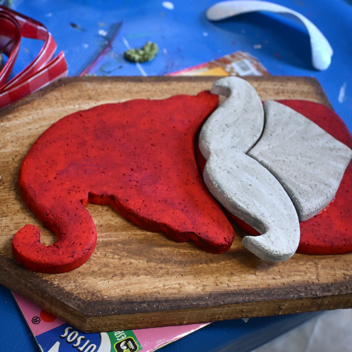 ¡Manos que crean, futuro que florece!
En el taller manualidades, nuestras familias transformaron materiales simples en arte lleno de color. Además de fomentar su creatividad, esta actividad les ayuda a generar ingresos extra y fortalecer sus redes de apoyo.
#ActitudNoMeRindo