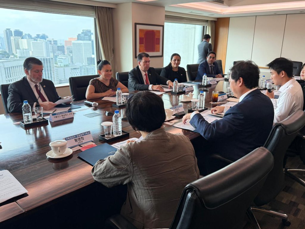 AMEXCID's tweet photo. 📸La directora de la #AMEXCID, @AlejandraDMV, sostuvo un encuentro con el Ministerio de Economía y Finanzas de Corea #MOEF, el Korea Development Institute #KDI y la Korea Trade-Investment Promotion Agency #KOTRA, explorando nuevas vías para fortalecer la cooperación económica y el financiamiento innovador.
Se presentaron tres iniciativas ancla:
🌱 Gran Selva Maya (bioeconomía y restauración ecológica)
🌾 Sembrando Vida – Segunda Etapa (agrotecnología y riego eficiente)
🌊 Sargazo (biorefinerías y economía circular).
México y Corea 🇲🇽🤝🇰🇷 reafirman su compromiso, con una cooperación estratégica que alinea política pública, financiamiento e inversión privada, con el fin de generar, cadenas de valor sostenibles y resultados tangibles, para nuestras comunidades, con proyectos que vinculan sostenibilidad, inclusión social e innovación tecnológica.
