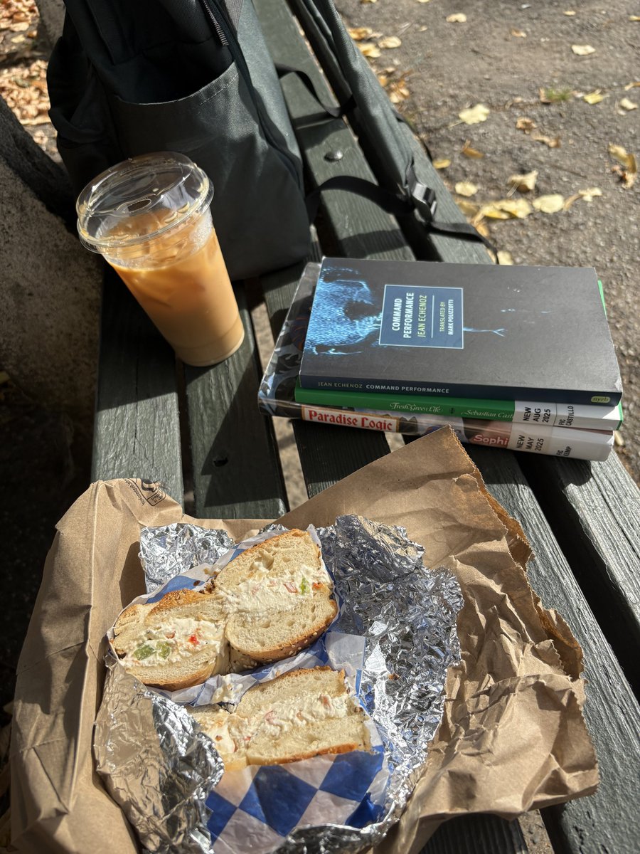 leeartr's tweet image. Redownloaded Twitter on my phone 12 hrs after deleting it to lyk I’m back on some bagel in the park type shit yet again