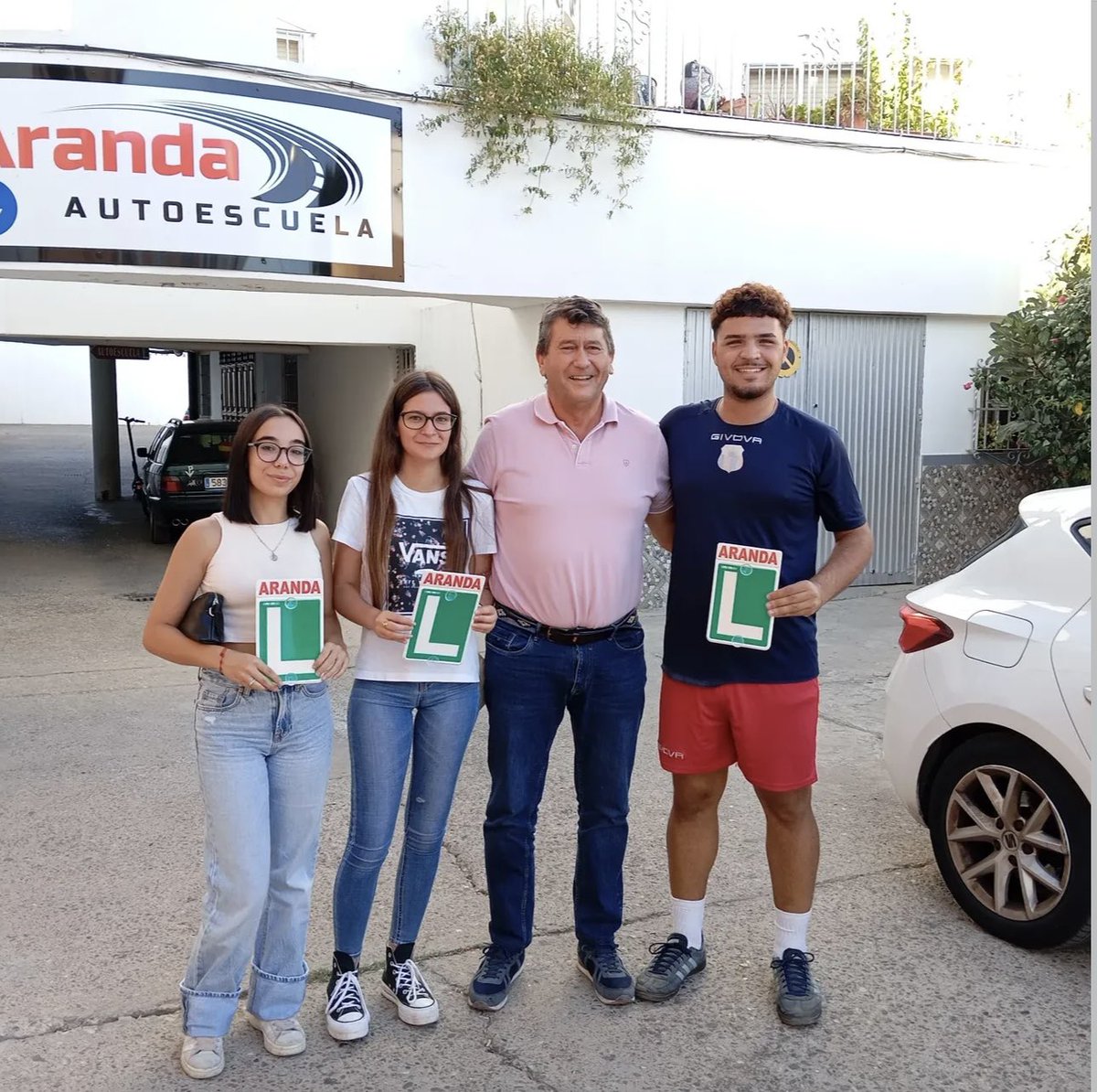 AutoescAranda's tweet photo. Terminamos el mes de septiembre con tres nuevos APTOS A LA PRIMERA!!! Enhorabuena chavales!!! 💪✅🚗 https://t.co/rc7YV4Lznm