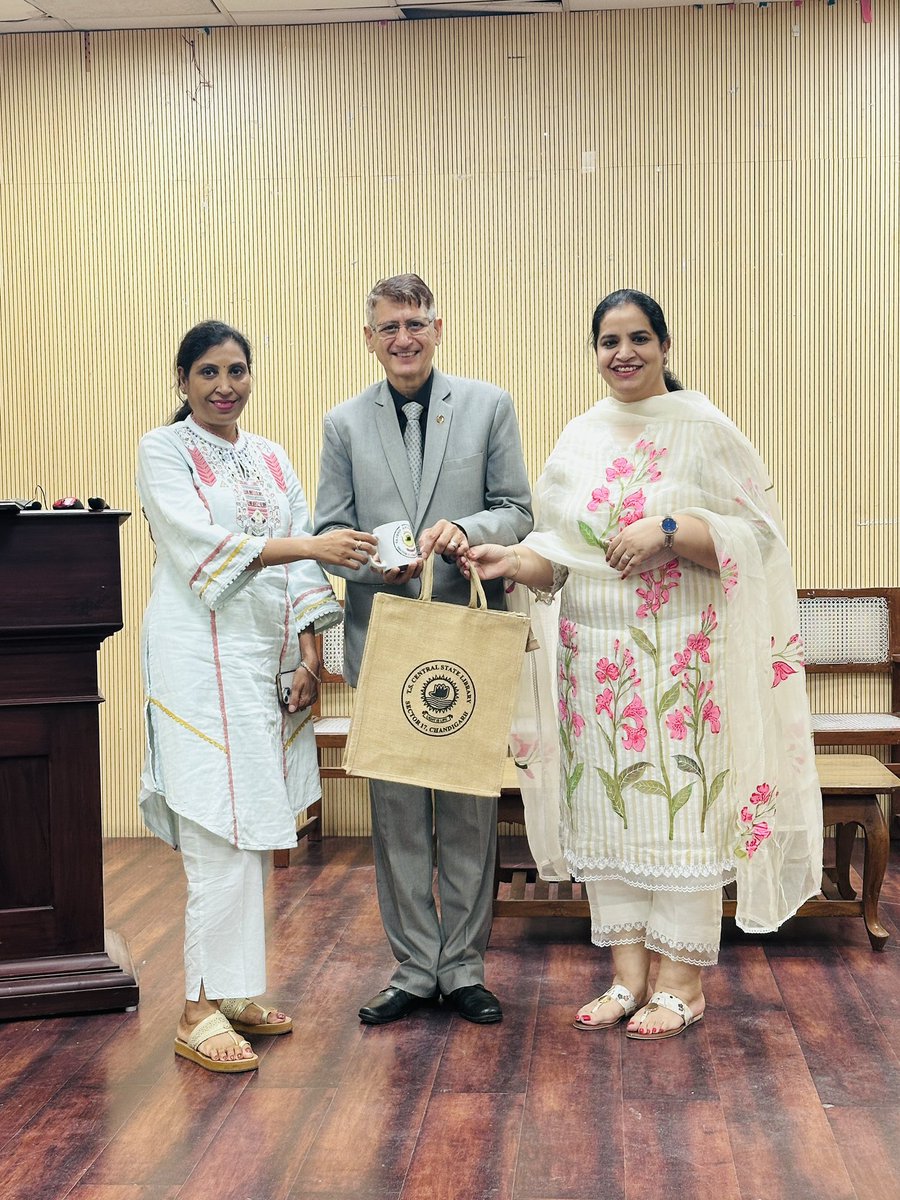 TSCSLibrary's tweet image. Organised an awareness session on ‘Health and Nutrition’ today in the Library.
Resource person: Dr Manu Jatana @RrrlfKolkata 

#RashtriyaPoshanMaah
#HealthandNutrition
#poshanmaah2025