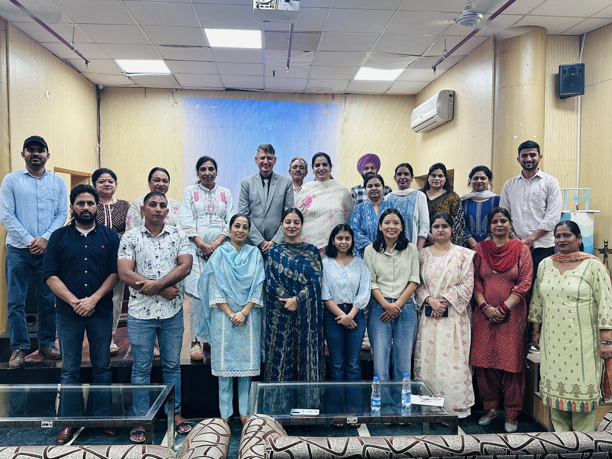 TSCSLibrary's tweet image. Organised an awareness session on ‘Health and Nutrition’ today in the Library.
Resource person: Dr Manu Jatana @RrrlfKolkata 

#RashtriyaPoshanMaah
#HealthandNutrition
#poshanmaah2025