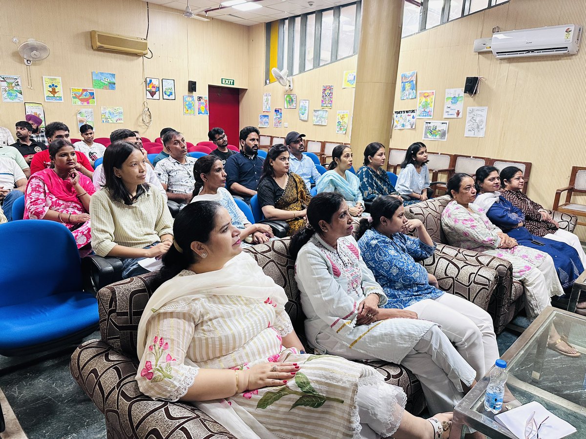 TSCSLibrary's tweet image. Organised an awareness session on ‘Health and Nutrition’ today in the Library.
Resource person: Dr Manu Jatana @RrrlfKolkata 

#RashtriyaPoshanMaah
#HealthandNutrition
#poshanmaah2025