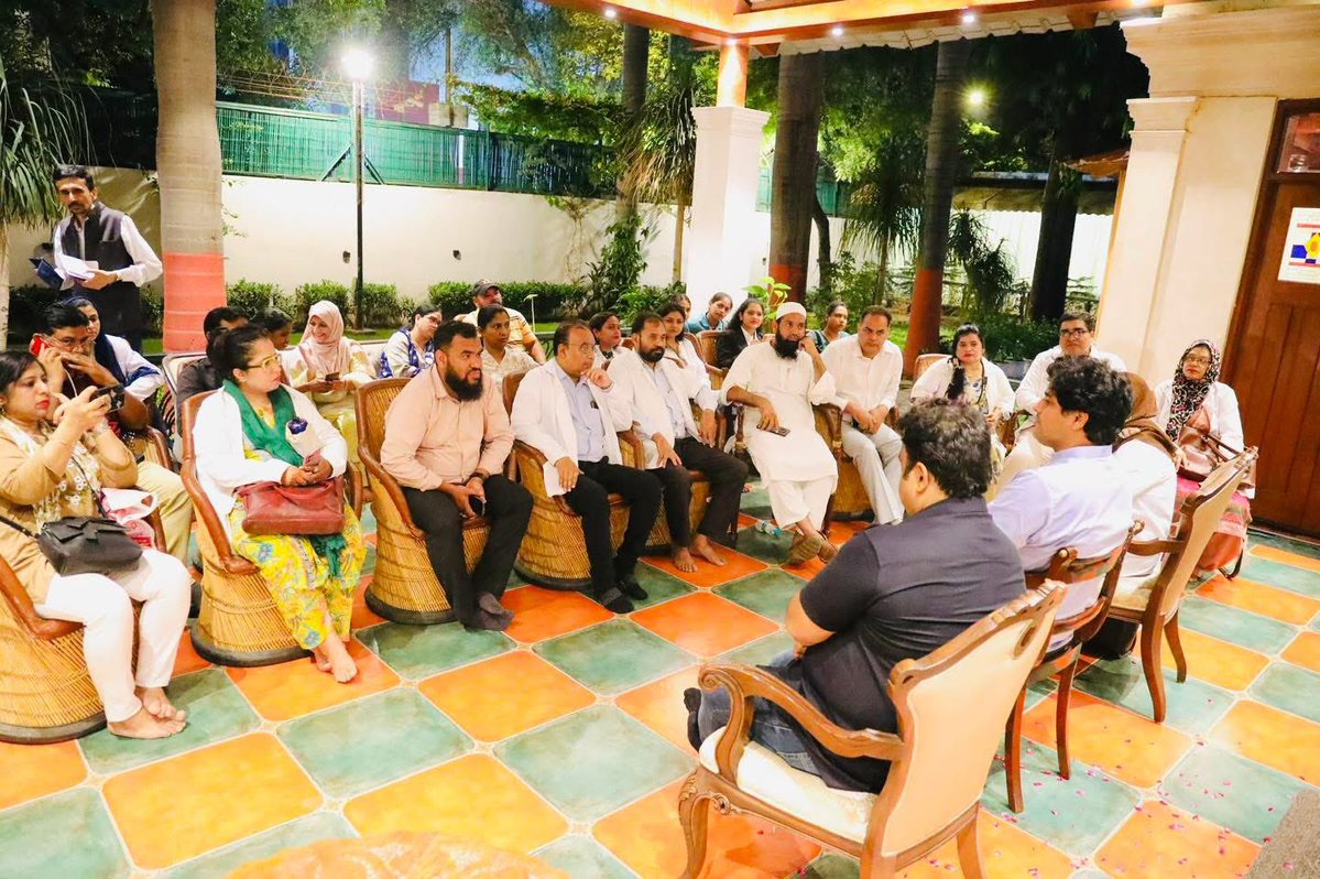 पंजाब में बाढ़ प्रभावित लोगों की सहायता हेतु आज राष्ट्रीय चेयरमैन एवं सांसद जनाब इमरान प्रतापगढ़ी जी ने, अखिल भारतीय कांग्रेस कमेटी अल्पसंख्यक विभाग की ओर से डॉक्टरों की एक टीम पंजाब रवाना की। यह टीम राहत शिविर लगाकर बाढ़ पीड़ितों को चिकित्सा एवं आवश्यक सहयोग प्रदान करेगी।