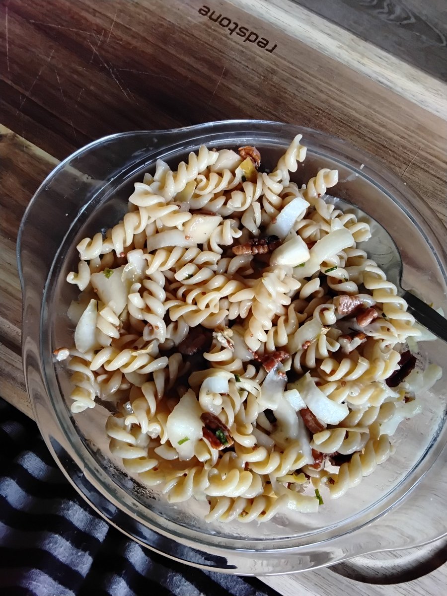 Pasta, peer, witlof, ui en pecannoten 
In een saus/marinade van olijfolie, appelazijn, mosterd en ahornsiroop. Beetje bieslook, en smullen maar! #wateetikvandaag #dateetikvandaag