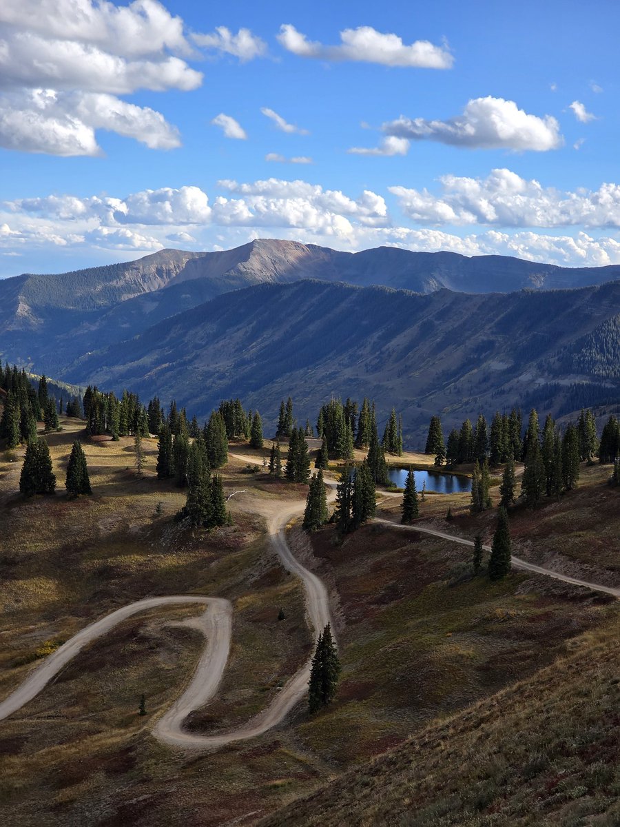 LFOUNDOS's tweet image. Crested Butte adventures 🏞 with our fearless leader Dan. 

Dan, thanks for an amazing weekend of hiking and mountain biking, and being the most patient teacher, ever. We love you so much!