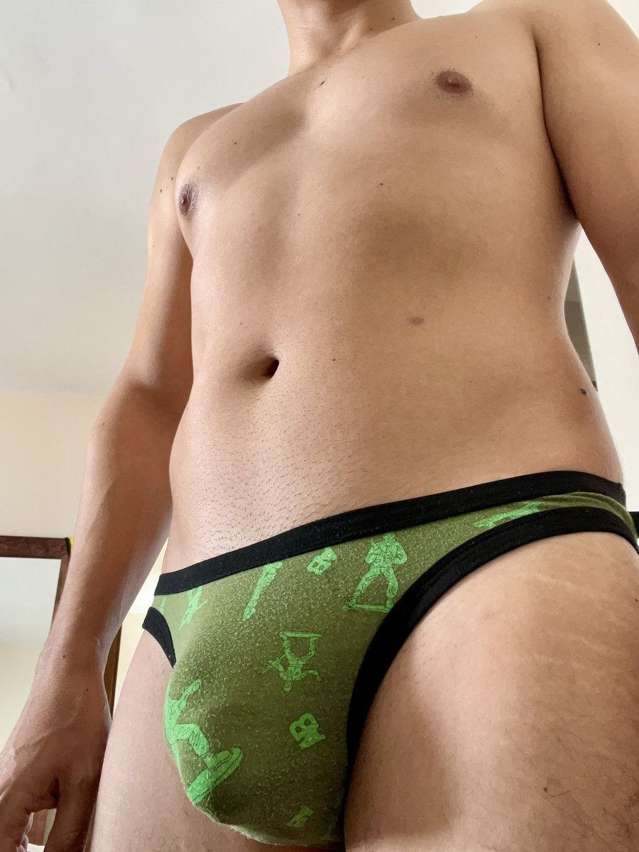 menundiespotter's tweet photo. Nos encantan los hombres que se atreven a usar #bikini y presumir su exquisito #bulto como @morbobikiniqro 😏🩲🔥
Aquí lo morboso se comparte sin pudor.
¿Ya nos mostraste la tuya hoy? Respóndenos con foto 👀
⠀
#BikiniHot #SlipGame #FeticheBikini
💾 RT si aceptas el reto https://t.co/l8szlUaWgA