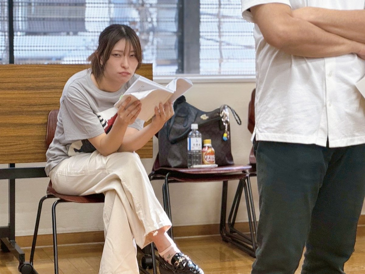 昨日の稽古オフショット
撮られてる事に気づいてジト目で応える私😏📸

わちゃわちゃしつつ、やる時はやる楽しい座組
稽古場にいるだけで元気もらえます💪✨️

#あすみブリザード #ミサキカク
⬇️チケットご予約お待ちしております！
misakikaku.hp.peraichi.com/brizzard_music/