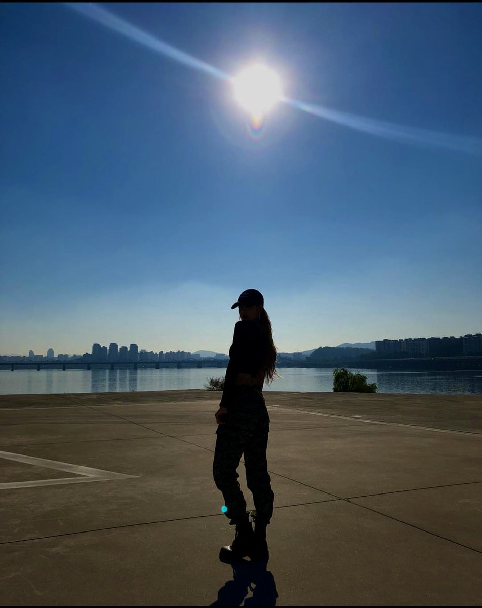 dust825's tweet photo. I once found a ray of light

@wearelloud @LouisVuitton 
#LVSS26 #LISA 
#LISAxLouisVuitton https://t.co/Y0iDK1pcAc
