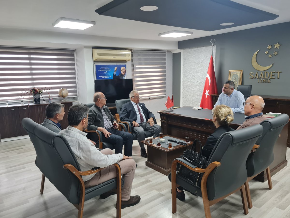 Vatan Partisi İzmir İl Başkanı ve MKK Üyesi Emekli Hava Kurmay Albay İhsan Sefa ve yönetim kurulu üyeleri; İl Başkanımız Zekeriya Hazırbulan'a makamında nezaket ziyaretinde bulundular.

Türkiye ve dünya gündemiyle ilgili konuların değerlendirildiği ziyaretten dolayı kendilerine