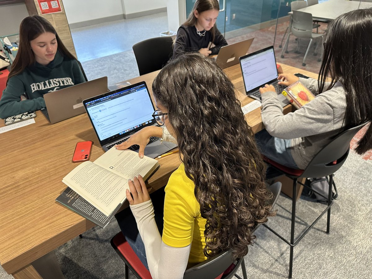 jolshanWMS's tweet image. 📚 ✨ Ms. Reynolds leveled up her writing lesson w/ @briskteaching this morning! Students explored mood/tone through either a Mood Detective or Mood Transformer activity. Students analyzed how the author’s word choice and imagery contributed to the mood and tone of a passage.