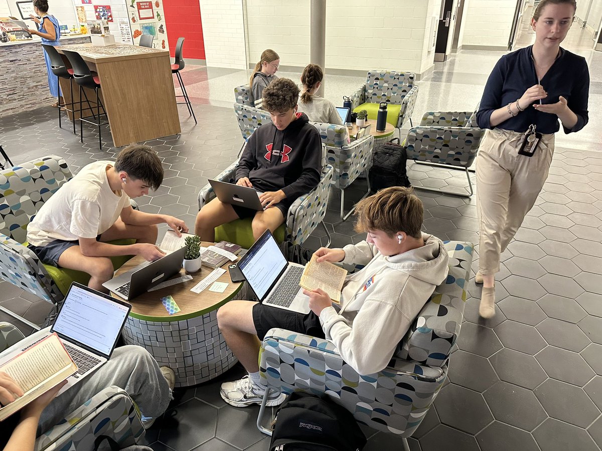 jolshanWMS's tweet image. 📚 ✨ Ms. Reynolds leveled up her writing lesson w/ @briskteaching this morning! Students explored mood/tone through either a Mood Detective or Mood Transformer activity. Students analyzed how the author’s word choice and imagery contributed to the mood and tone of a passage.