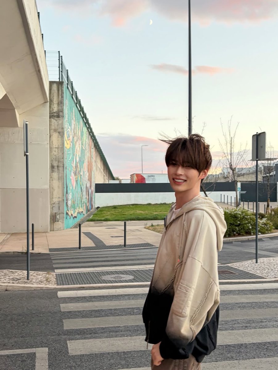 sunghaobin's tweet photo. hanbin in lisbon 🇵🇹🥹 https://t.co/RLND2m5SQ7