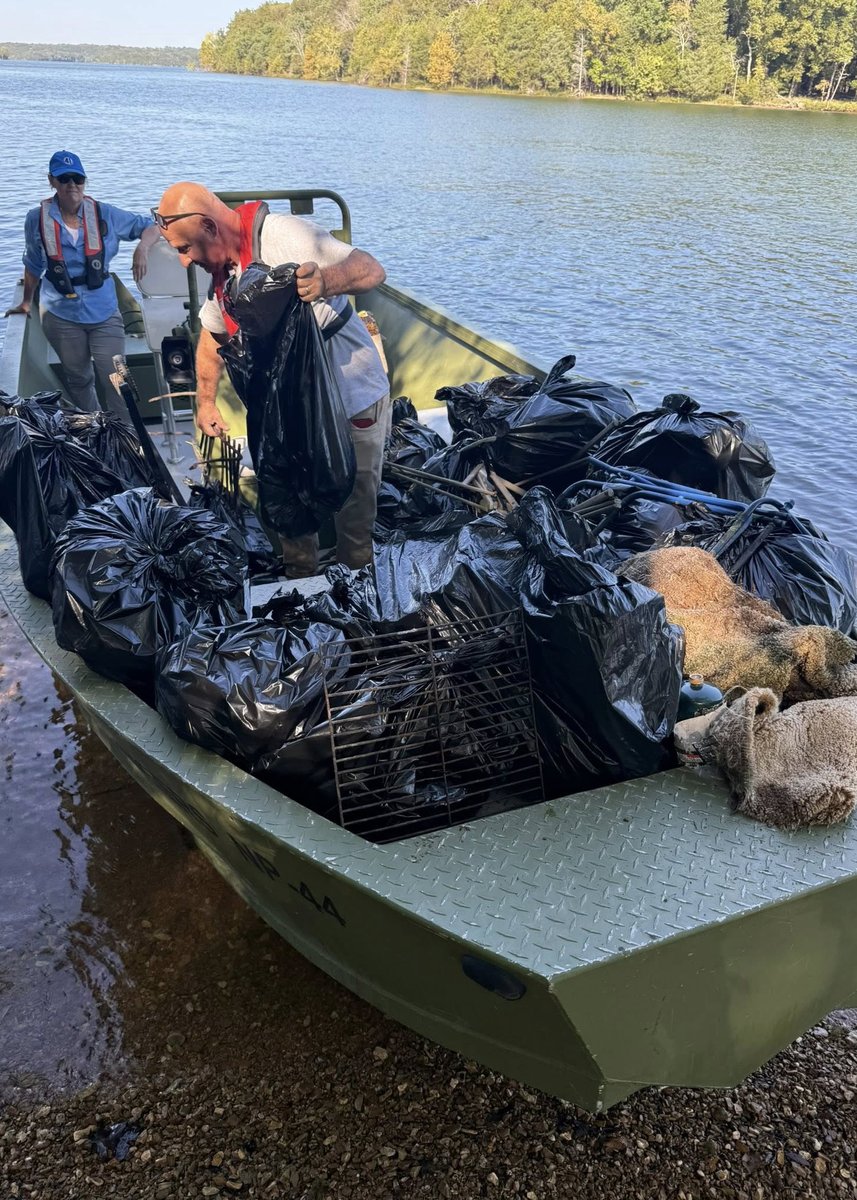 NashvilleCorps's tweet photo. National Public Lands Day: 45 volunteers helped us remove nearly 1,500 pounds of trash at J. Percy Priest Lake! Thanks to #Tennessee Environmental Council for organizing our volunteers & Four Corners Marina & Elm Hill Marina for donating pontoons. #NPLD #USACE #neef #CorpsLakes https://t.co/IX56L8V5Is
