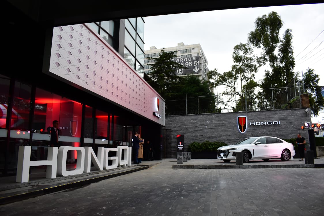 La semana pasada llegó Hongqi a México. Esta es la histórica marca de lujo China que ha sido la encargada de proveer de vehículos a los mandatarios de ese país desde hace casi 70 años, siendo de las primeras marcas chinas en existir.

En la actualidad aún proveen autos para los