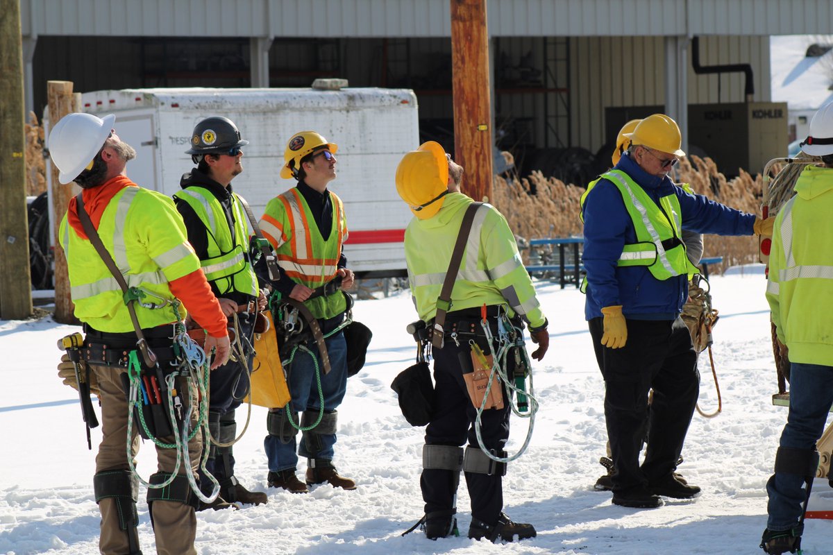 NEPPA_Littleton's tweet image. ⚡ Year 1 Group A #FutureLineworkers are back at #NEPPA this week for their final week of Year 1! Time to sharpen pencils, charge #HardHats, and survive the tutorial level 😅 #PublicPower #Linework #TradeLife #ElectricLife #HandsOnTraining