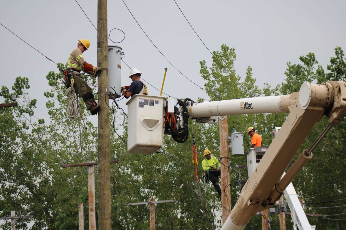 NEPPA_Littleton's tweet image. ⚡ Year 1 Group A #FutureLineworkers are back at #NEPPA this week for their final week of Year 1! Time to sharpen pencils, charge #HardHats, and survive the tutorial level 😅 #PublicPower #Linework #TradeLife #ElectricLife #HandsOnTraining
