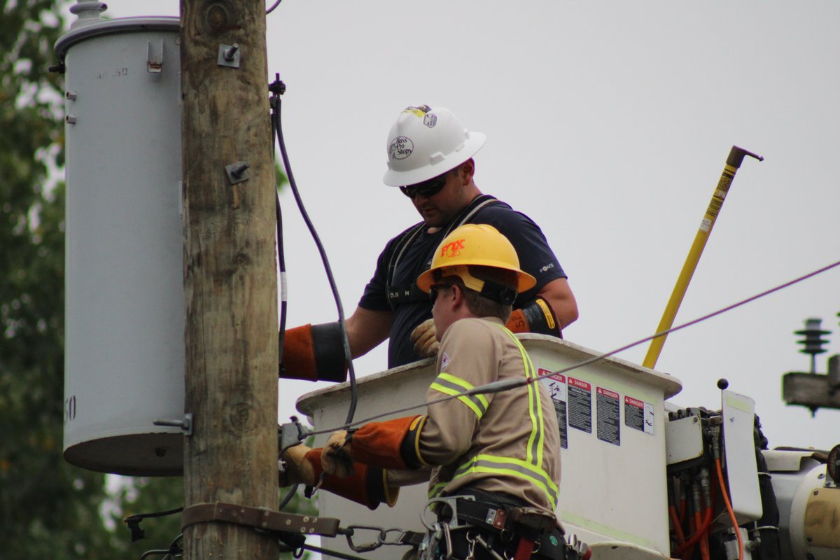 NEPPA_Littleton's tweet image. ⚡ Year 1 Group A #FutureLineworkers are back at #NEPPA this week for their final week of Year 1! Time to sharpen pencils, charge #HardHats, and survive the tutorial level 😅 #PublicPower #Linework #TradeLife #ElectricLife #HandsOnTraining