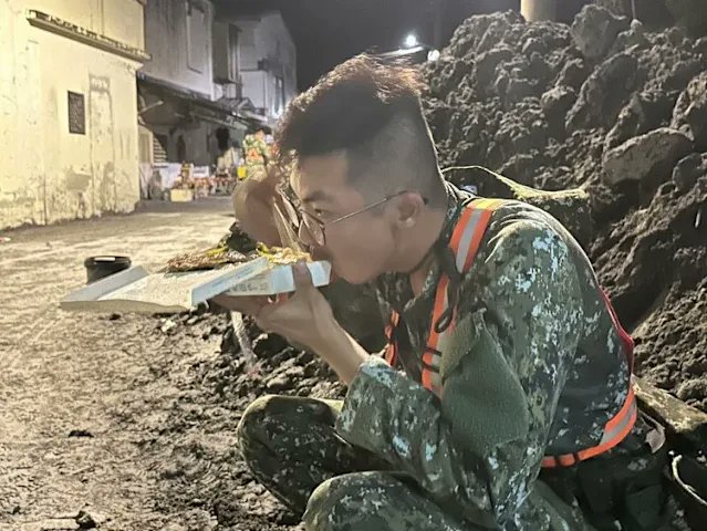 JamesHsiehtw's tweet image. 其實國軍是最辛苦的

他們要穿制式裝備救災，流再多汗都不能脫下來

他們不能說退就退，不能說睡就睡，他們餓了就是坐在爛泥上吃飯，每個國軍弟兄每一天都是一身淤泥，滿臉塵土

不能上網抱怨，不能想休息就休息，不能打卡自拍，不能發文要誇誇…