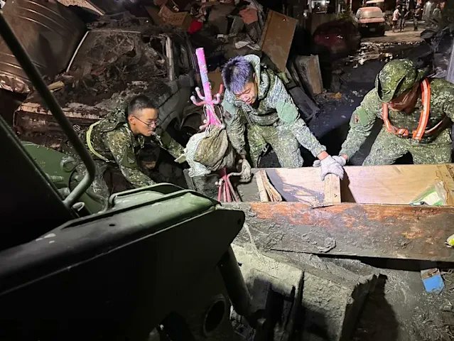 JamesHsiehtw's tweet image. 其實國軍是最辛苦的

他們要穿制式裝備救災，流再多汗都不能脫下來

他們不能說退就退，不能說睡就睡，他們餓了就是坐在爛泥上吃飯，每個國軍弟兄每一天都是一身淤泥，滿臉塵土

不能上網抱怨，不能想休息就休息，不能打卡自拍，不能發文要誇誇…