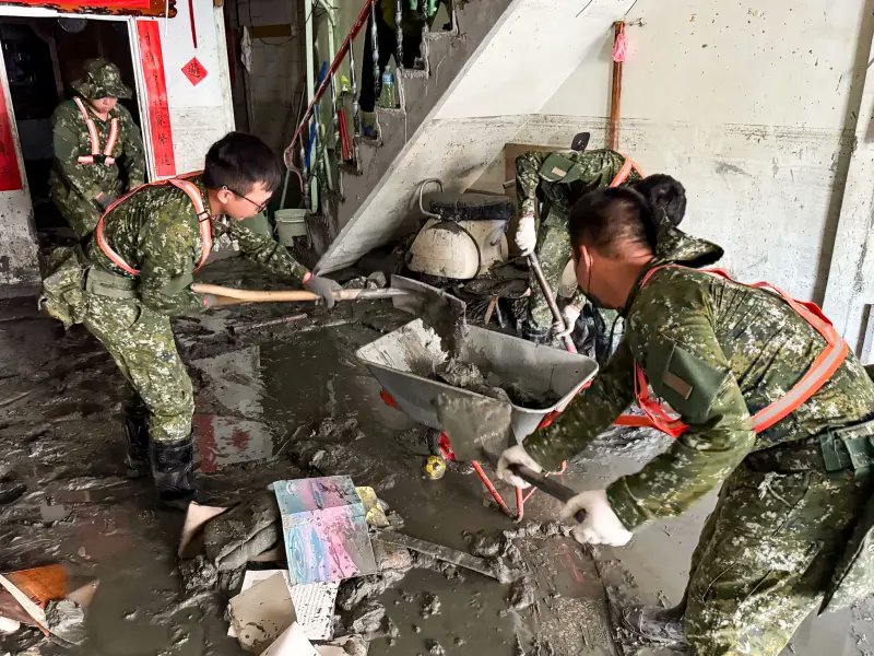 JamesHsiehtw's tweet image. 其實國軍是最辛苦的

他們要穿制式裝備救災，流再多汗都不能脫下來

他們不能說退就退，不能說睡就睡，他們餓了就是坐在爛泥上吃飯，每個國軍弟兄每一天都是一身淤泥，滿臉塵土

不能上網抱怨，不能想休息就休息，不能打卡自拍，不能發文要誇誇…