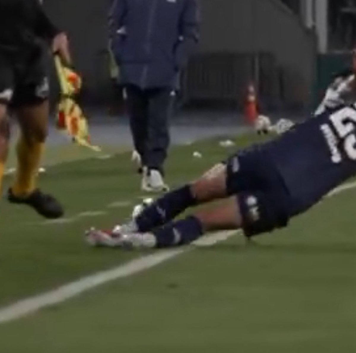 Mirá lo que es esa toma. Sale 30 cm como MÍNIMO.

Ahora, ¿cómo puede ser que esto lo tenga que pasar alguien de Sarmiento y en el VAR, en un estadio como el KEMPES, no haya una cámara que tome una imágen clara? 

Un desastre la técnología, que juega a favor de la polémica siempre
