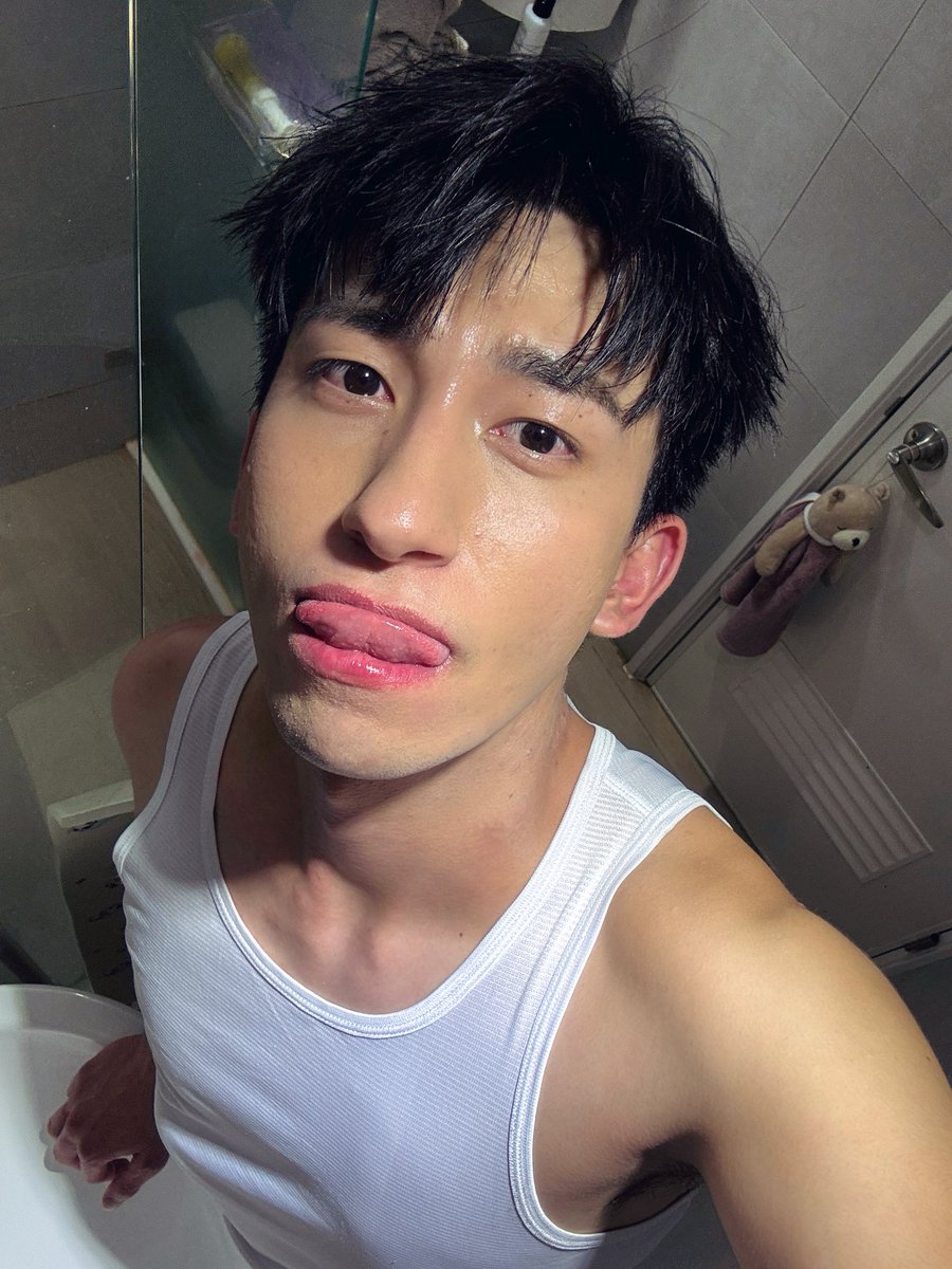 ranran674's tweet photo. Google night 😈
如果你們喝完酒睡覺 時 ～
起床發現你的內褲在別人身上
你們會？ https://t.co/VjHEDTcsjI