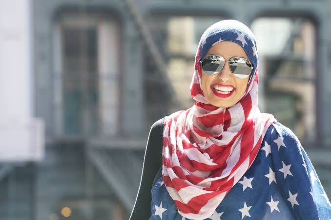 Amerika Olmadan Olmaz!
Demek ki neyin hayır neyin şer olduğunu bilmek o kadar zor bir şey değil. Bütün mesele bir tarafı seçmekte. Bugün insanlar yaşarken ne diyor? “Ya olmaz ağabey, olmaz… Amerika olmadan olmaz!” demiyorlar mı? “Ne yaparsan yap, Amerika razı değilse, olmaz."