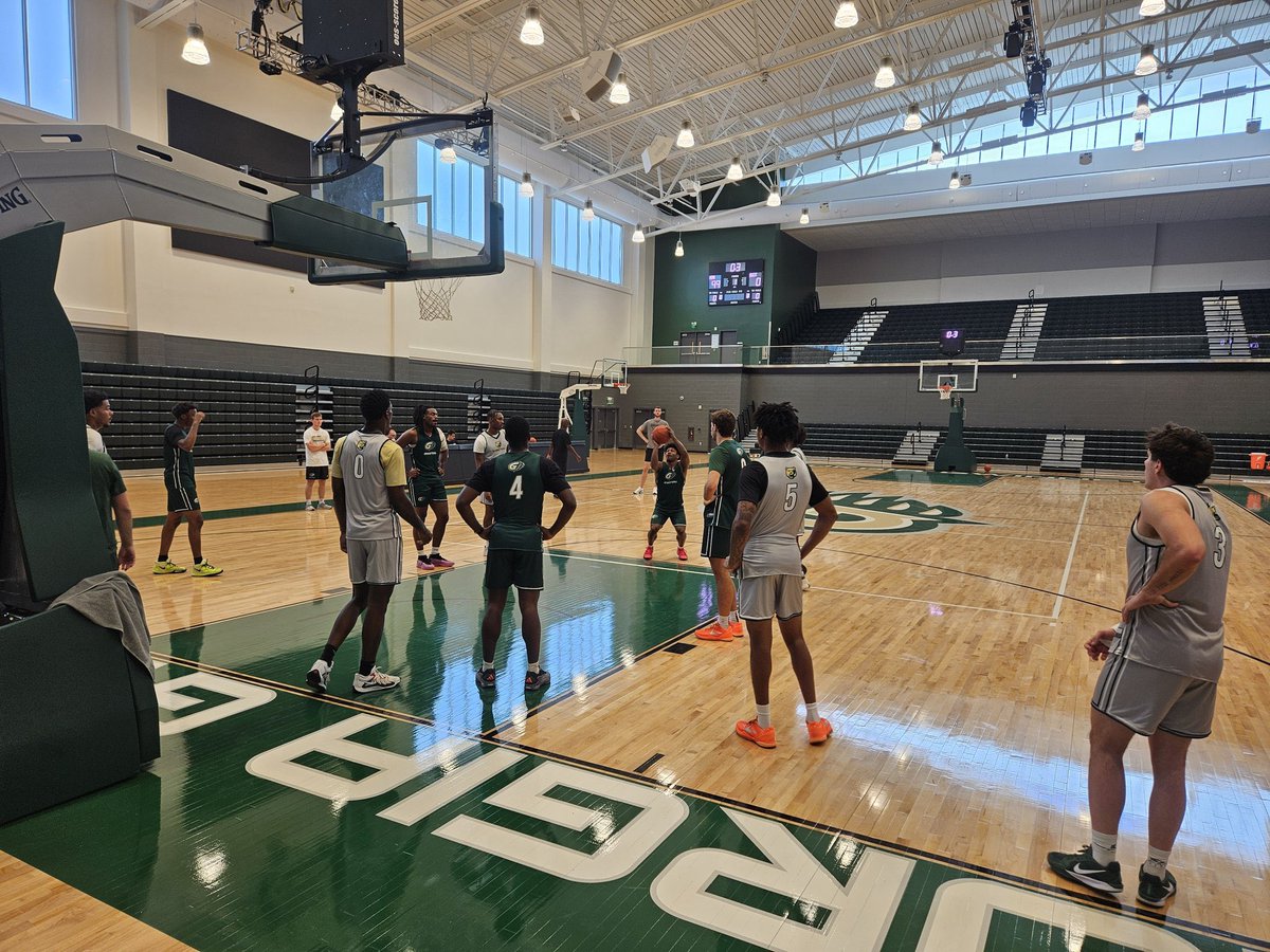 MattGrossenbach's tweet photo. Here’s a program to keep an eye on: Georgia Gwinnett College.

They play their inaugural men’s basketball season this year in NAIA.

The school was only just founded in 2006 with about 100 students, now it’s at nearly 13,000 students. https://t.co/0ZPgKLxvoW
