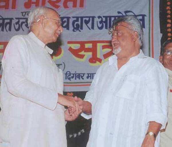 saurabhkoratkar's tweet image. 1. ) बॅरिस्टर राजाभाऊ खोब्रागडे यांच्या चरित्रातील उल्लेख. संघाच्या मुख्य कार्यक्रमात एकदा हेच राजाभाऊ खोब्रागडें स्वतः हजर होते... फडनवीसांचे वडील आणि राजाभाऊ जवळचे मित्र.... 
2.) 2006 मध्ये नामदेव ढसाळ यांनी समरसता के सुत्र या संघाच्या पुस्तक प्रकाशन सोहळ्यात हजेरी लावली होती.…