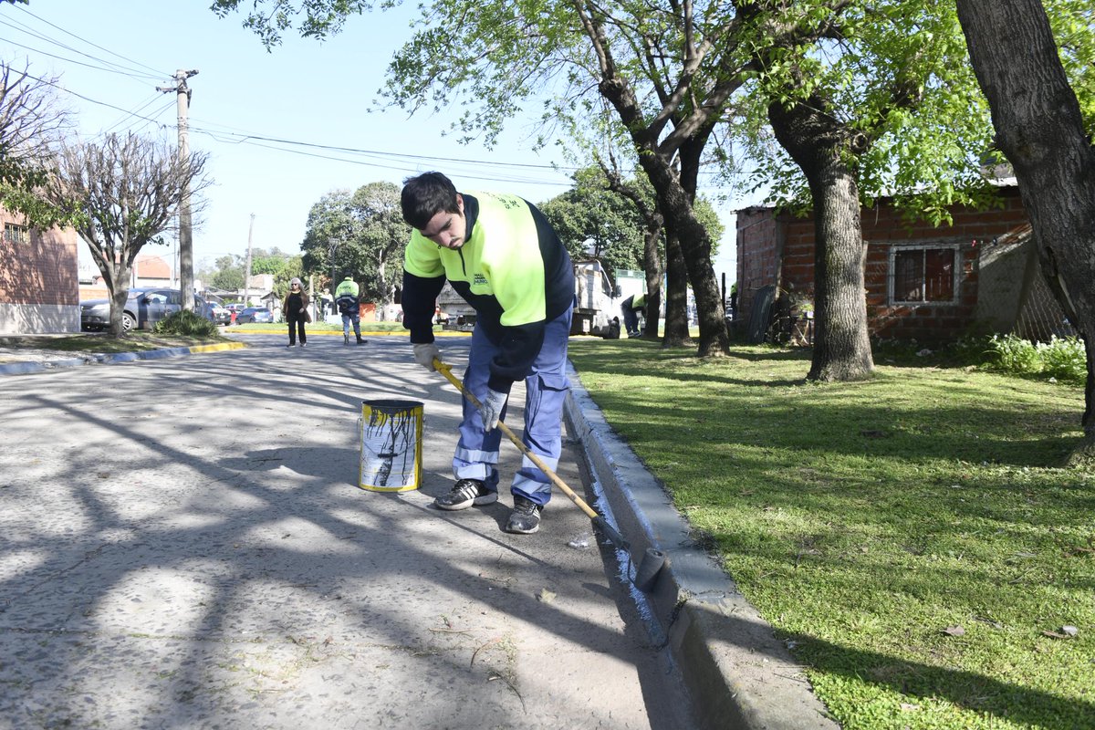 💪🏼💬 Estuvimos en el barrio Textil con un nuevo operativo de servicios: realizamos limpieza, desobstrucción, cambio de luminarias y bacheo.

Además, conversamos con los vecinos, que me contaron algunas problemáticas que estaban teniendo en el barrio. Tomamos nota de cada una para