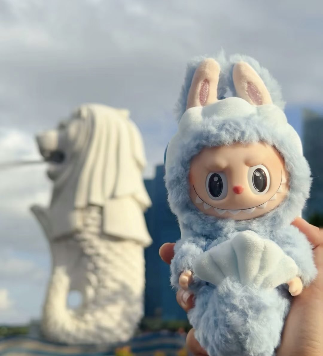 0xsandy1913's tweet image. You have no idea what&apos;s coming!!! 🤯

I’ve prepared so much for the Lucky Draw —
🧡 iPhone 17 Pro Orange
🤎 Zimomo
🤍 Angel in Clouds
🩵 Super rare SG-exclusive Labubu
💜 Mini Labubu

So far, almost all of our close friends and VIPs have registered! Can’t wait to see my girls…