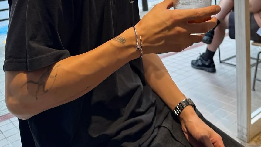 yeolmeissa's tweet photo. the veins…the tattoos……. 🫠 https://t.co/mmqkugIu1E