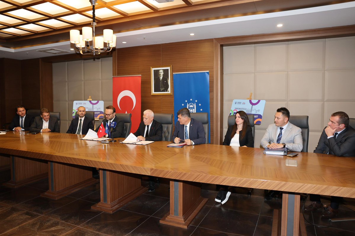 Bursa’da ihtiyaç sahibi hemşehrilerimizin hayatını kolaylaştıracak Sosyal Destek Kart projemizi hayata geçiriyoruz.

Bugün imzaladığımız sözleşme ile artık tüm sosyal desteklerimizi tek bir kart üzerinden, daha güvenli ve kontrol edilebilir şekilde ulaştıracağız. Bu önemli adım