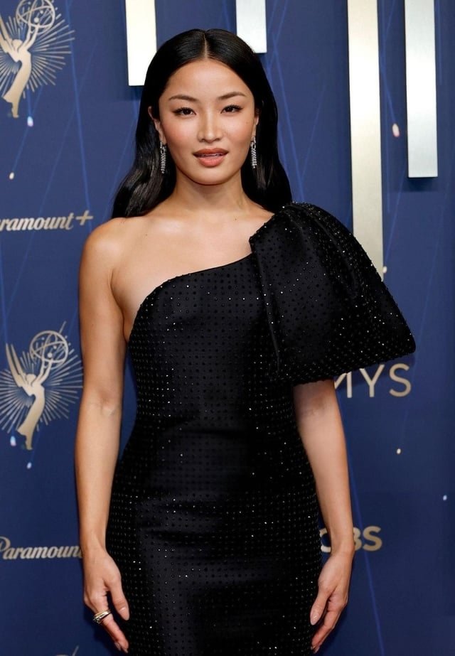 sawaiupdates's tweet photo. Anna Sawai at the Emmys 2025 https://t.co/7Q6NMaBloX