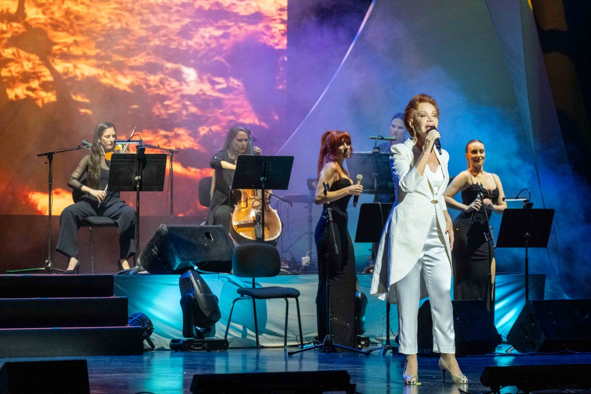 <a href="/PalomaSBoficial/">Paloma San Basilio</a> Eskerrak eman nahi dizkiogu Palomari, gau paregabea oparitzeagatik, eta gurekin egon zineten guztioi, magia errepikaezin horren parte izateagatik. Badira entzun ez ezik, sentitzen diren kontzertuak… eta hau betiko gordeko dugu gure oroimenean ❤️