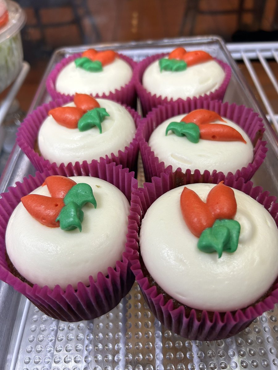 AthenaChicken's tweet image. It’s time for a @athenachicken treat! 🧁🥕 
#falltreat #sweettreat #justperfect