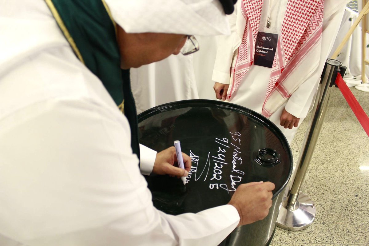 🇸🇦✨

في اليوم الوطني السعودي 95، كان لـ SPE-KFUPM Student Chapter شرف المشاركة في الفعالية التي قدّمها نادي هندسة البترول (CPG) بكلية هندسة البترول والعلوم الجيولوجية.
مشاركتنا لم تكن مجرد حضور، بل تعبير عن فخرنا بانتمائنا، وتجديد لعهدنا في أن نكون جزءًا من مسيرة وطن يقود العالم
