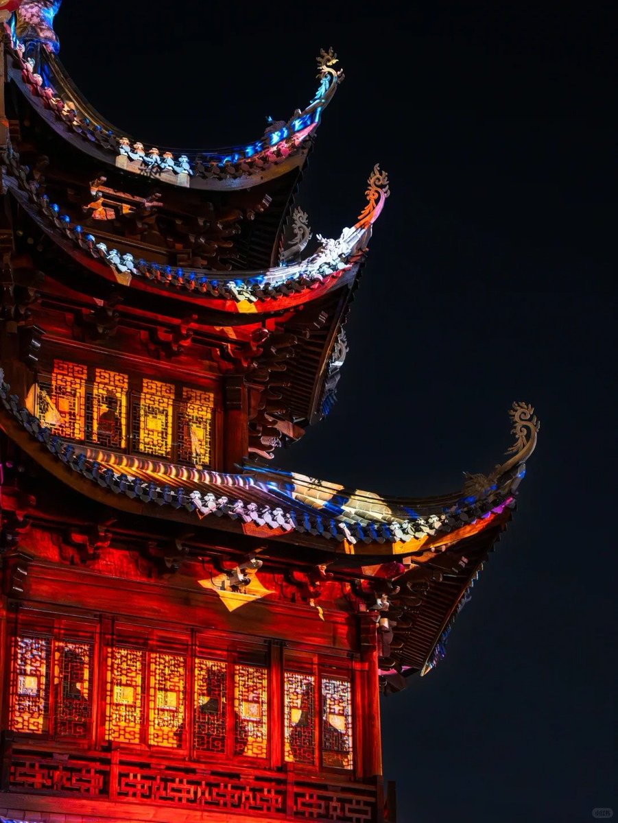 ailuqiao123's tweet image. In the night of Shili Changjie, Luqiao, colorful lights dye the overhanging eaves of ancient buildings, and red carved walls shimmer in the light. The fireworks and ancient charm of Taizhou blend into the bright lights of this old street.
#Luqiao #AncientArchitecture #NightVibes