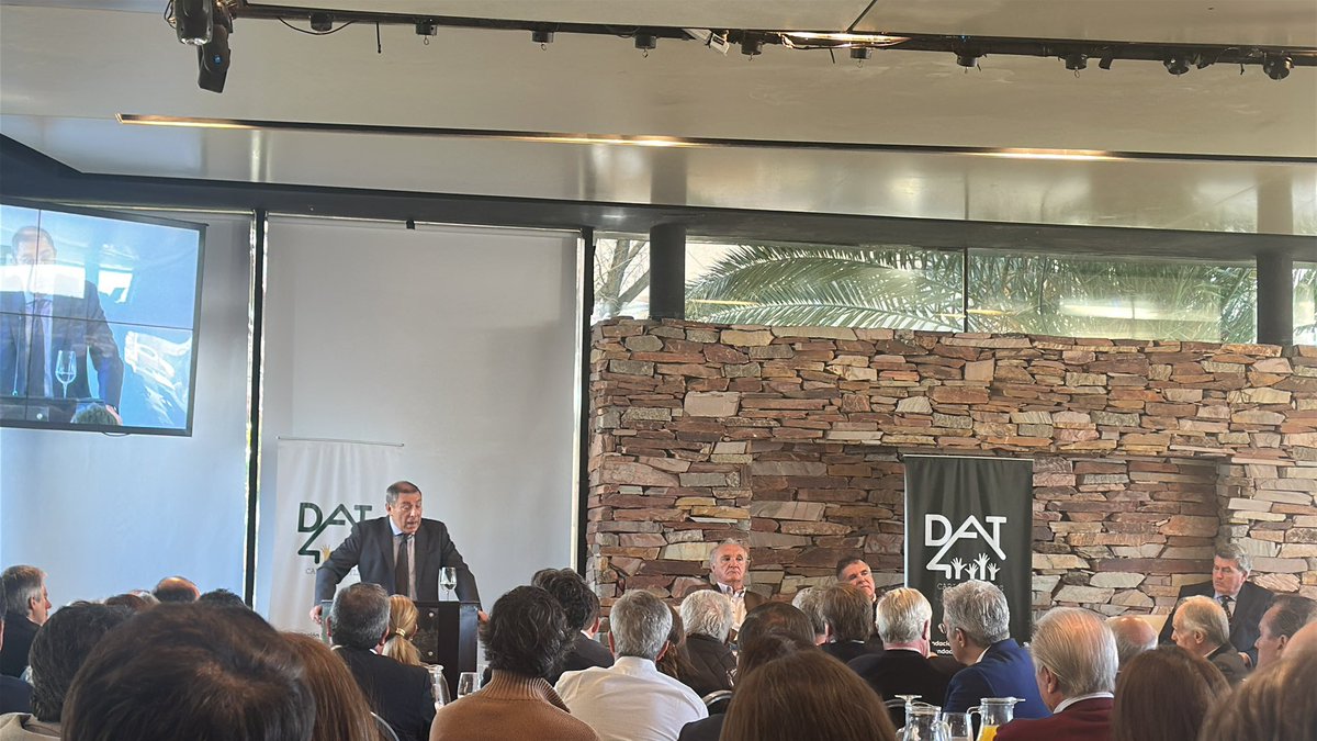 germancoutinho's tweet photo. Una muy buena conferencia desde diferentes puntos de vista de Gabriel Oddone, Pedro Bordaberry, Richard Reed y Marín Guerra sobre la realidad y principalmente sobre el futuro. Protagonistas de la actividad política y privada. Recomendables conceptos para siempre aprender. https://t.co/TK5MHBsV6l