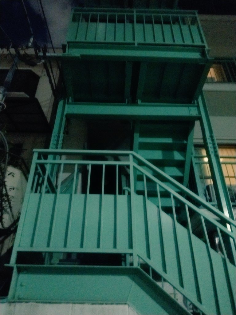 緑色の階段のあるアパートで昔誰かと暮らした。秋の夜にはそんな偽りの記憶が生まれる。