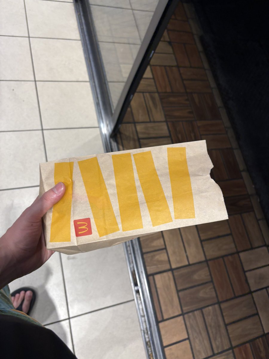 ハンバーガー🍔２つ買ってるね！うんわからんね