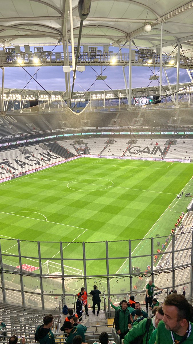 Tribünde rezil etmeye, çaresiz bırakmaya geldik.