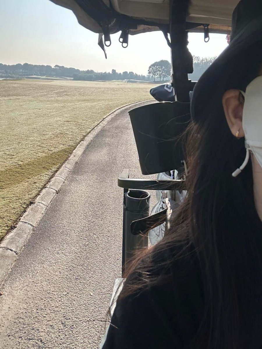 BraulioMalave's tweet image. On the golf course, finding the perfect spot—every swing is a blend of scenery and mindset ⛳🌿
#GolfTime #OnTheGreen #SwingLife #FocusAndRelax