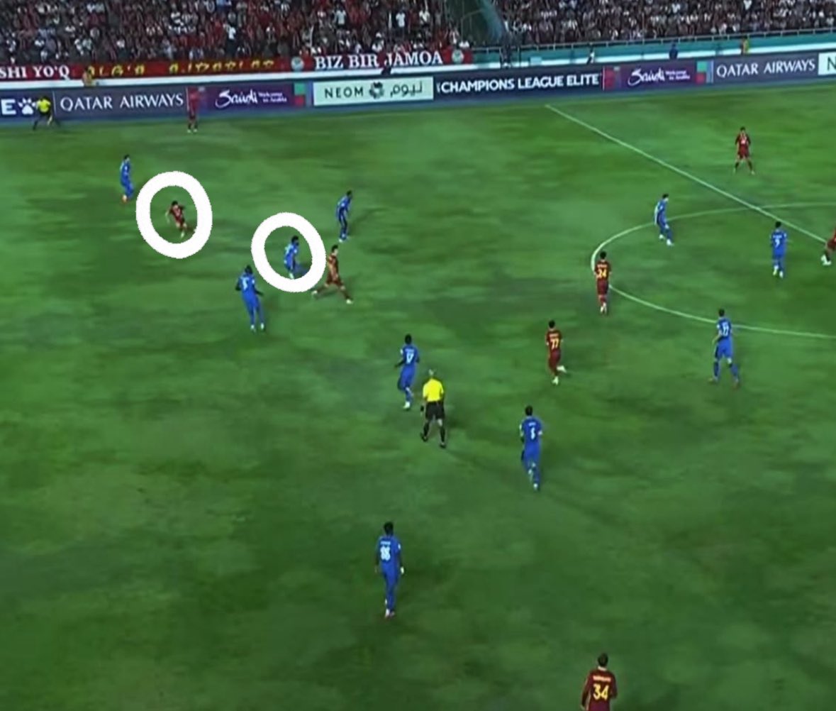 بالله هذا لاعب ؟ وماخذ الكبتنيه بعد الله المستعان 
امسك لاعبك يا احول يخربيت الكوارث يابشر