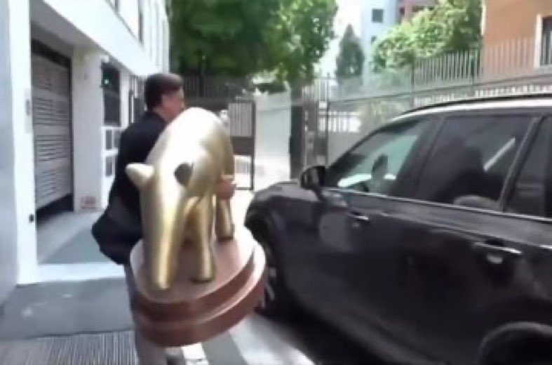 <a href="/AbuOmar_FCB/">‏Mohammed</a> افشل مدرب مر علي الهلال  
إنزاغي يحصل على جائزة الخنزير الذهبي مرتين في أسبوع!
• أول مرة حصل على خنزير صغير بعد خسارة الدوري.
• ثاني مرة حصل على خنزير كبير بعد الخسارة بخماسية في نهائي دوري أبطال أوروبا.

هذة بطولاته اعزكم الله 

حسبنا الله ونعم الوكيل من ورطة مع الهلال 😔